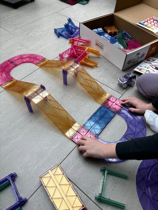 Magnetyczny pastelowy tor wyścigowy Race Truck 80 el. Cleverclixx