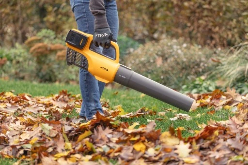 STIGA BL 300E DMUCHAWA AKUMULATOROWA ZESTAW 2X 4 AH 500 W 43 M/S 3 KG