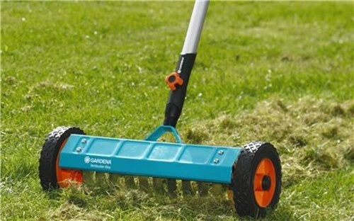Wertykulator na kółkach do oczyszczania trawnika po zimie 3395 Gardena