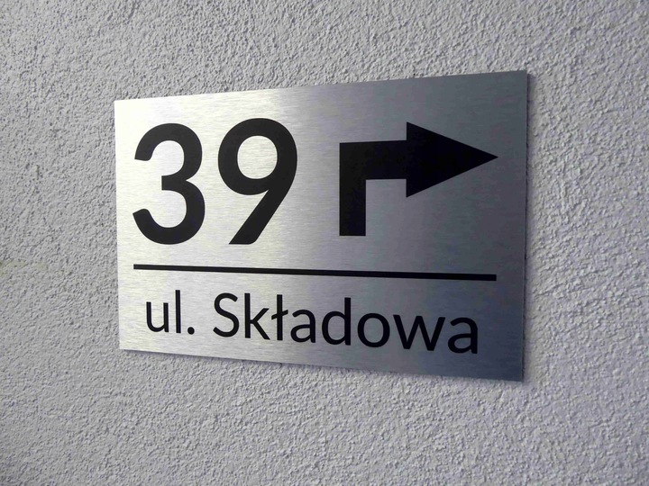 Tabliczka ADRESOWA ALUMINIOWA ZE STRZAŁKĄ Numer