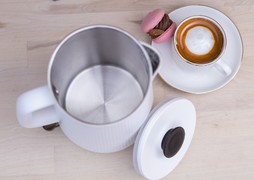 Czajnik elektryczny bezprzewodowy MPM MCZ-115 z podwójnymi ściankami biały