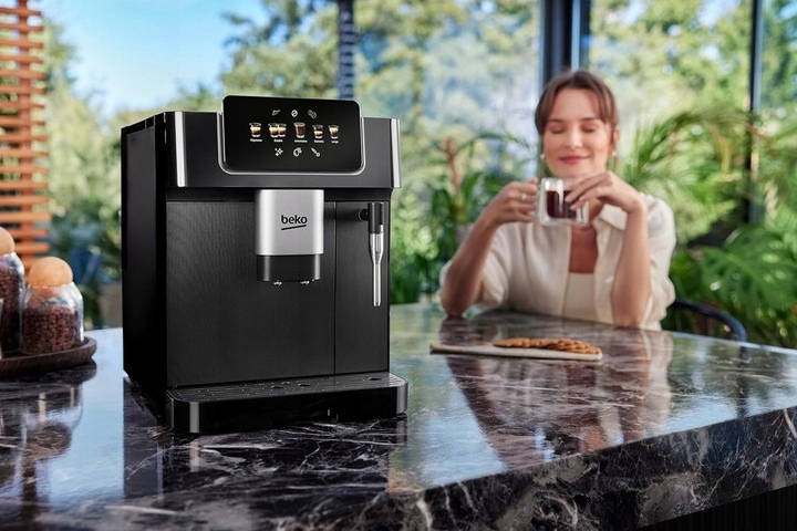 Ekspres ciśnieniowy Beko CEG7302B 1350W 19bar LCD