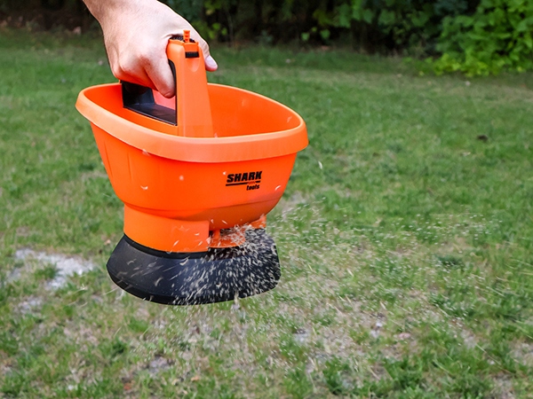 SIEWNIK akumulatorowy na baterie DO NAWOZU SOLI TRAWY 2,7L automatyczny