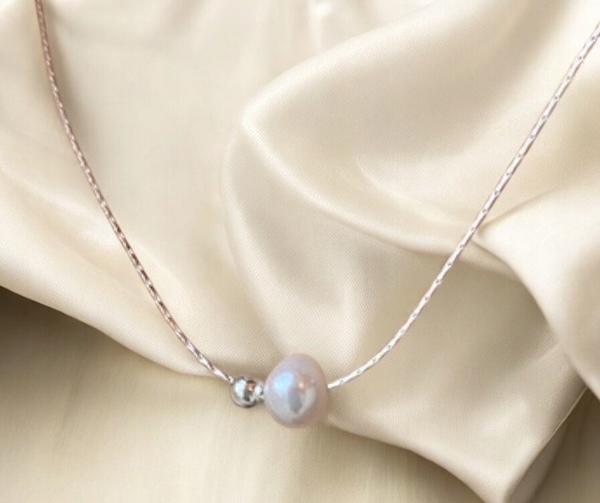 Naszyjnik z perłą dla kobiet - klasyka i szyk