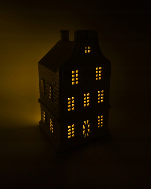 BIAŁY DOMEK CERAMICZNY NA T-LIGHT LAMPION ŚWIECZNIK ŚWIĄTECZNY