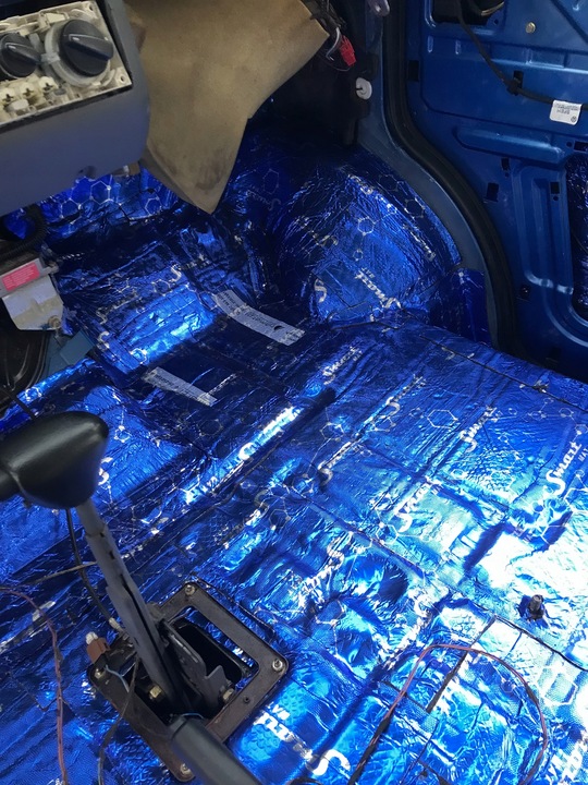 MATA WYGŁUSZAJĄCA DO SAMOCHODU NAJLEPSZA GRUBOŚĆ redukcja wibracji drgań