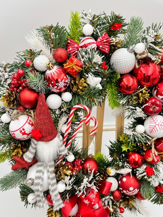 Wianek świąteczny 45cm biało-czerwony ze skrzatem wieniec stroik lampki LED