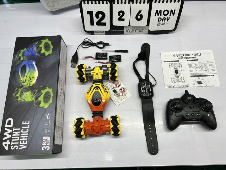 RC SAMOCHÓD KASKADERSKI ZE STEROWANIEM RĘCZNYM 2,4 GHZ OBRÓT O 360° + 2 AKU