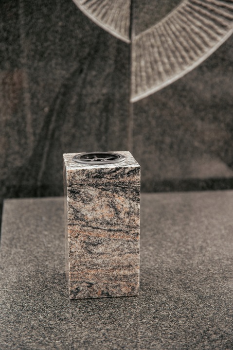 Ekskluzywny Wazon Granitowy na Grób Wazon na Pomnik (Himalaya) 28cm