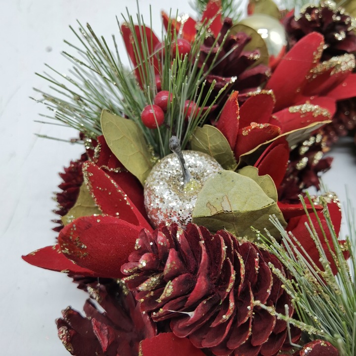 Ręcznie robiony wieniec 34 cm czerwono-złoty stroik świąteczny z szyszek