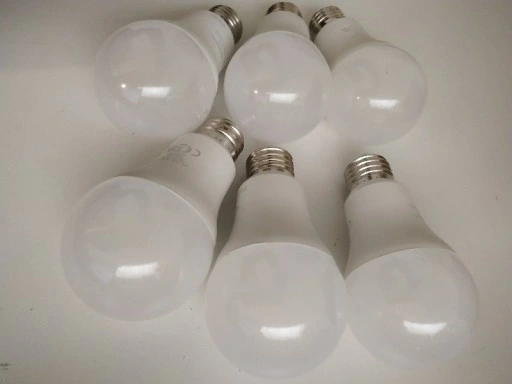 ŻARÓWKI LED AMAZON BASICS CIEPŁY BIAŁY E27 6 SZTUK