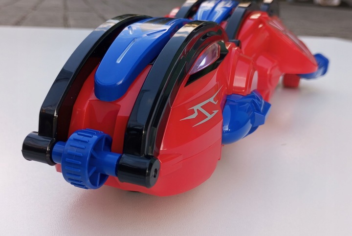 Samochód zdalnie sterowany toczący się Stunt Car 360 akumulator pilot 2,4