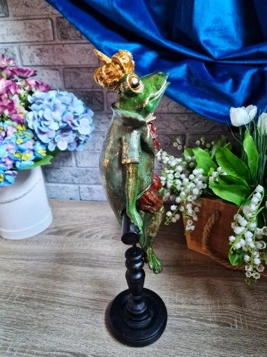 FIGURKA FIGURA ŻABA ŻABKA SIEDZĄCA W KORONIE model II