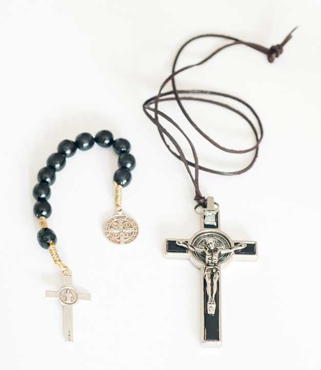 KRZYŻYK METALOWY CZARNY ŚW Benedykta 4,5 x 8cm /dziesiątka drewniana 2 w 1