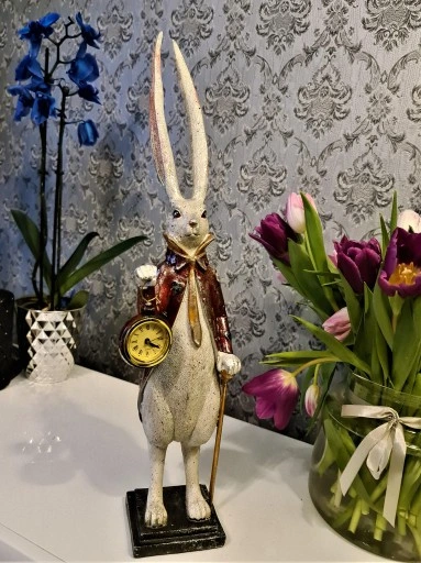 FIGURKA FIGURA - ZAJĄC KRÓLIK Z ZEGAREM model I