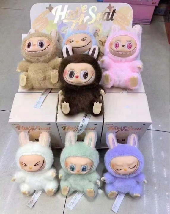 LABUBU GRAJĄCE ŚPIEWAJĄCE HAVE A SEAT THE BRELOK MASKOTKA KOLEKCJONERSKA