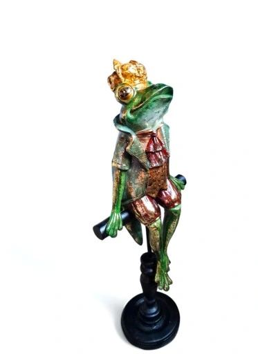 FIGURKA FIGURA ŻABA ŻABKA SIEDZĄCA W KORONIE model II