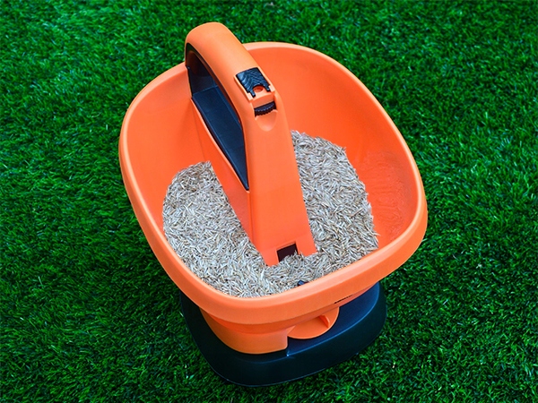 SIEWNIK akumulatorowy na baterie DO NAWOZU SOLI TRAWY 2,7L automatyczny