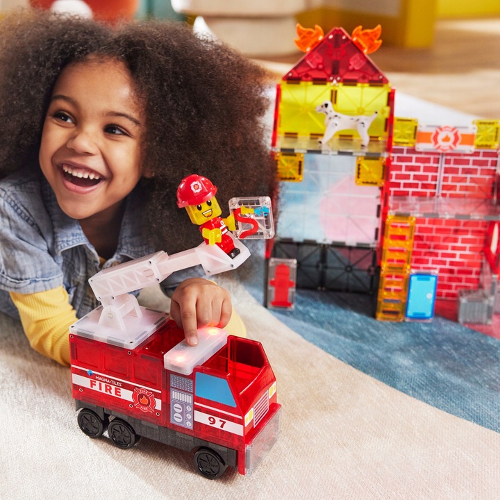 KLOCKI MAGNETYCZNE KONSTRUKCYJNE REMIZA STRAŻACKA Z WOZEM 50 EL MAGNA TILES