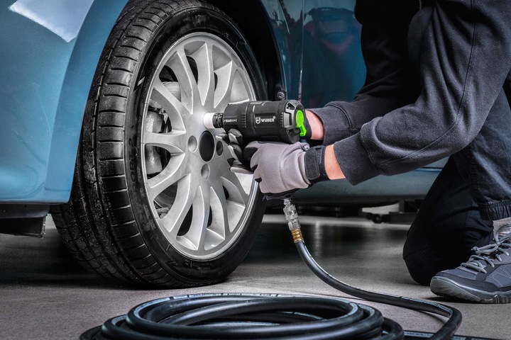 KLUCZ UDAROWY KOMPOZYTOWY PNEUMATYCZNY Z UDAREM DO KÓŁ 1560 Nm 1/2" ZESTAW