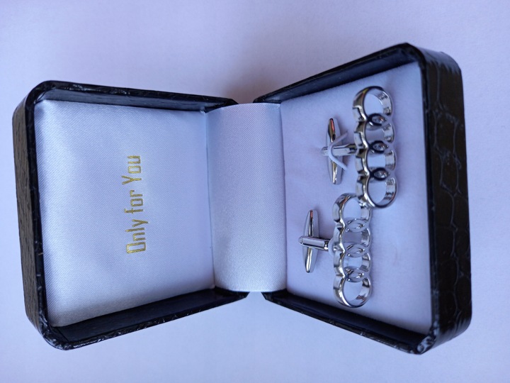 Ekskluzywne spinki do mankietów koszuli Audi