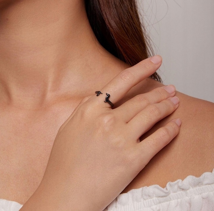 Pierścionek srebrny PIES CZARNY JAMNIK regulowany s925 +pudełko