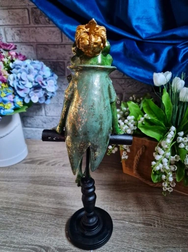 FIGURKA FIGURA ŻABA ŻABKA SIEDZĄCA W KORONIE model II