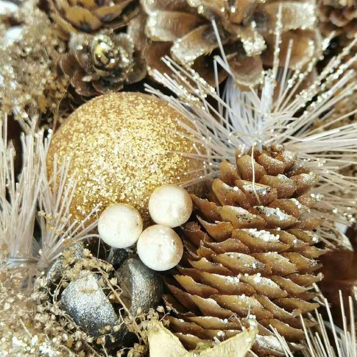Ręcznie robiony wieniec świąteczny 34 cm złoty stroik z szyszek i bombek