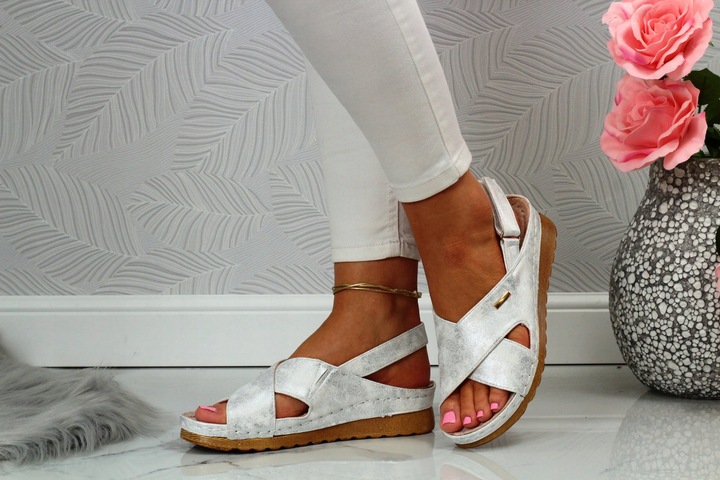 SANDAŁY DAMSKIE SKÓRA PROFILOWANE SZYTE RZEP