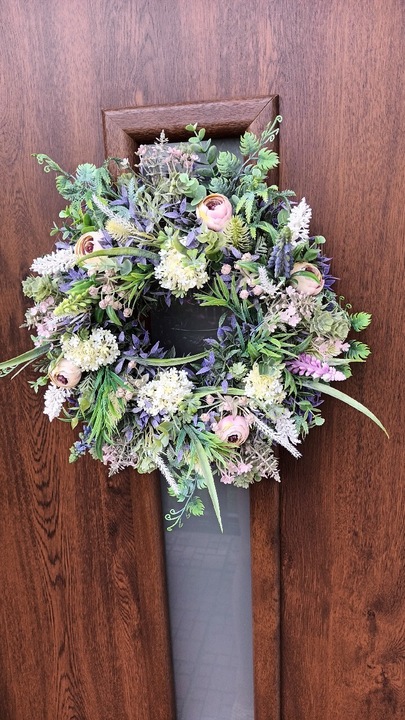 Wianek całoroczny na drzwi , stół.