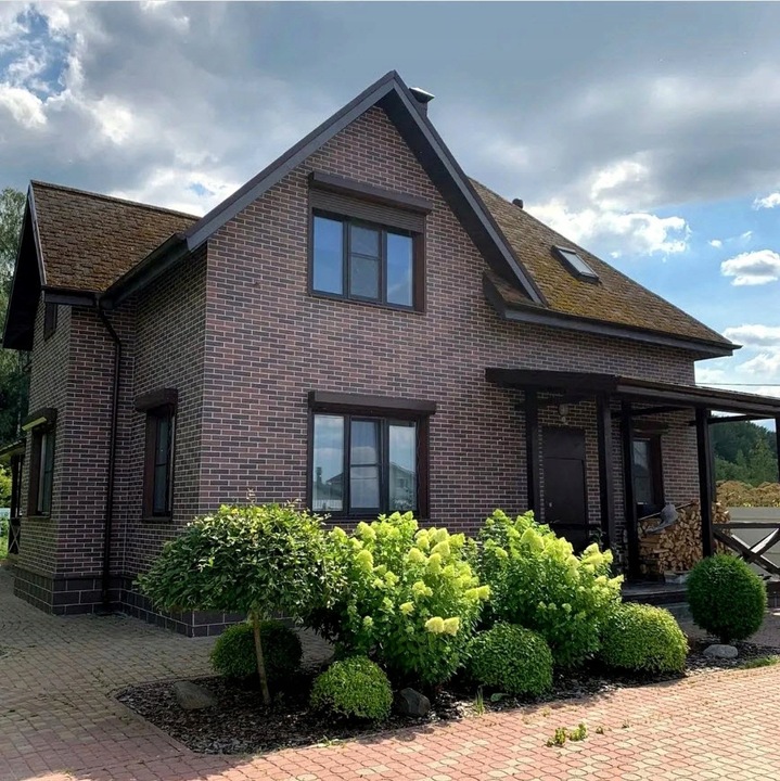 Próbki kolorystyczne cegieł AMK na siatce