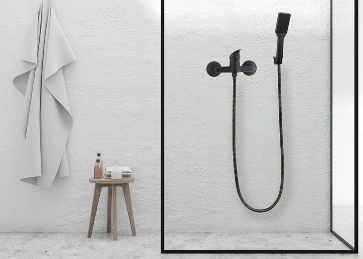 Bateria prysznicowa czarna ścienna jednouchwytowa ze słuchawką i wężem YOKA