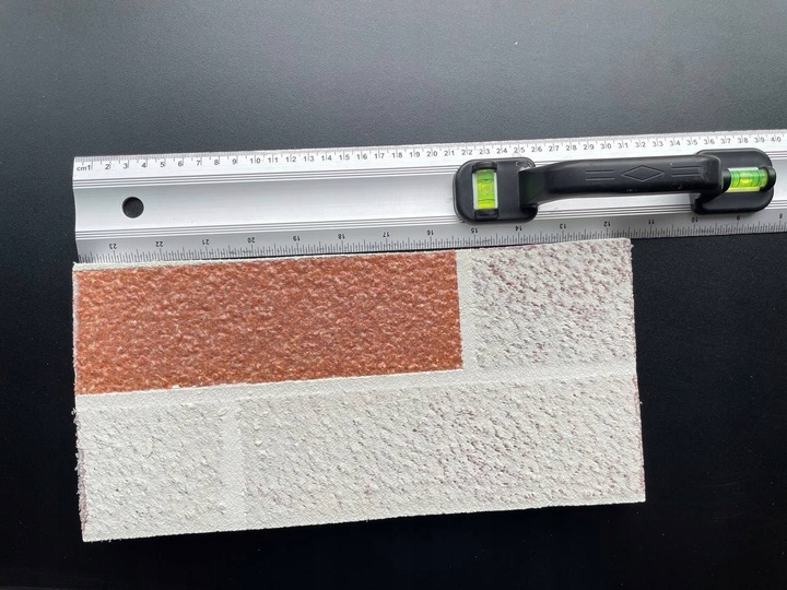 Próbki kolorystyczne cegieł AMK na siatce