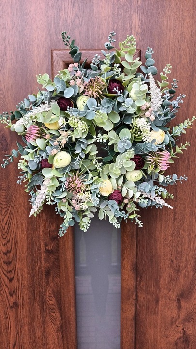 Wianek całoroczny na drzwi , stół.