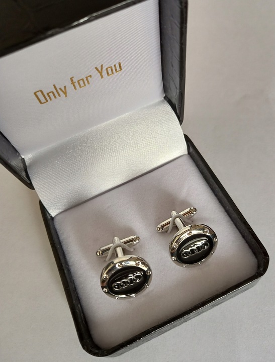 Exciting spinki do mankietów koszuli Audi