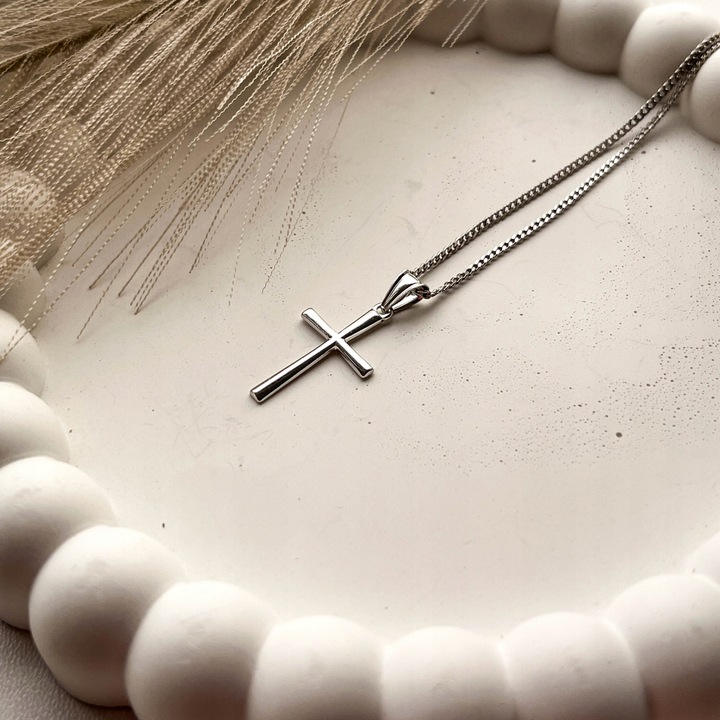 Srebrny krzyżyk z łańcuszkiem medalik komunijny łańcuszek z krzyżykiem