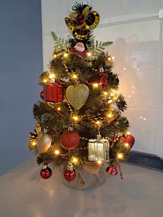 Choinka sztuczna mała ubrana na pniu z jutą i dekoracjami LED 45cm