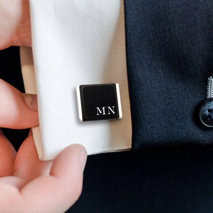 Modne spinki do mankietów z grawerem na Onyksie