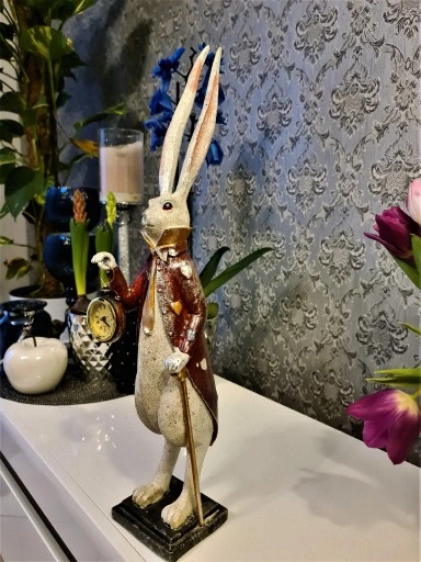 FIGURKA FIGURA - ZAJĄC KRÓLIK Z ZEGAREM model I