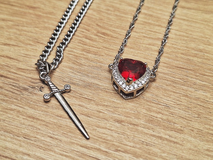 MD elegancki damski naszyjnik CZERWONE SERCE serduszko MIECZ | 2w1