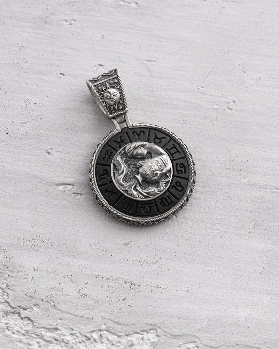 Srebrny wisiorek Znak zodiaku - WODNIK z hebanem