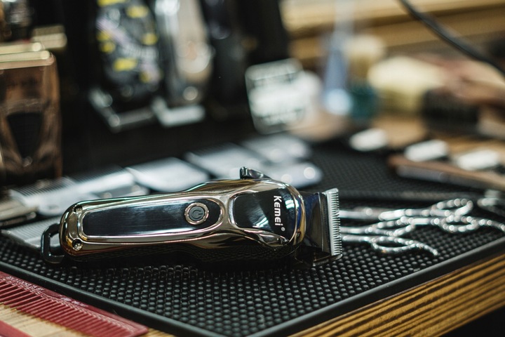 BEZPRZEWODOWA MASZYNKA DO STRZYŻENIA WŁOSÓW KEMEI KM-1990 BARBER USB LCD