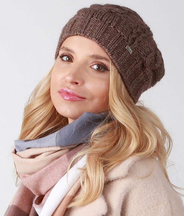 Brązowa czapka damska smerfetka - A4