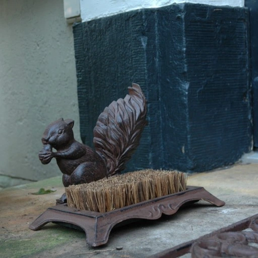 Skrobaczka do butów Wiewiórka żeliwna Esschert Design Czyścibut pod Drzwi