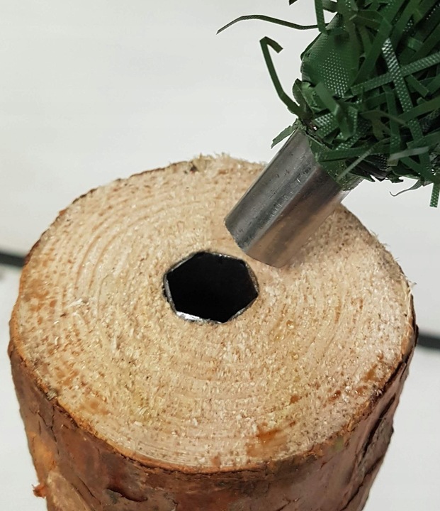 Sosnowy pień do choinki sztucznej na pniu wys. 70 cm, śr. 8 cm