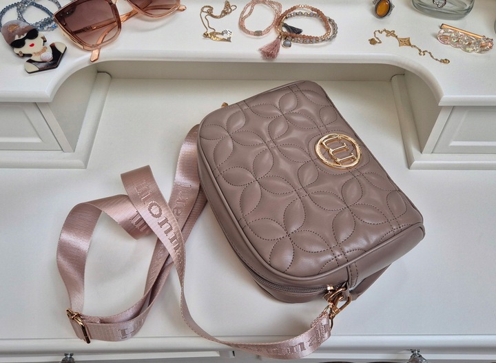 BEŻOWA TOREBKA LISTONOSZKA MONNARI MOCHA MOUSSE PASEK LOGO