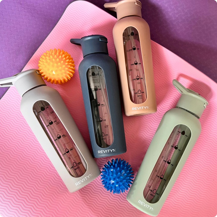 SZKLANA BUTELKA NA WODĘ BIDON SHAKER Z MIARKĄ I DZIUBKIEM SILIKONOWE ETUI