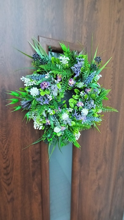 Wianek całoroczny na drzwi , stół.