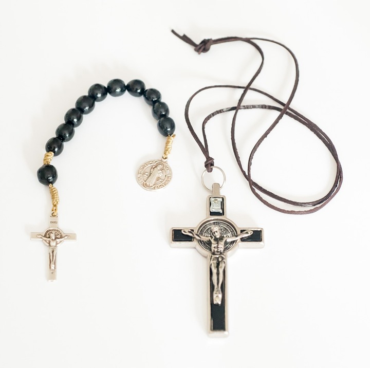 KRZYŻYK METALOWY CZARNY ŚW Benedykta 4,5 x 8cm /dziesiątka drewniana 2 w 1