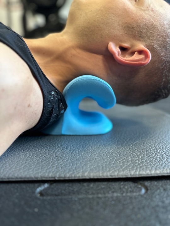 PODUSZKA RELAKSACYJNA ROZLUŹNIACZ SZYI I KARKU PRZYRZĄD DO ROZCIĄGANIA SZYI